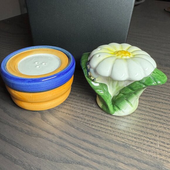 White Flower Daisy Salt and Pepper Shakers Easter Spring Dining Table - Picture 3 of 5